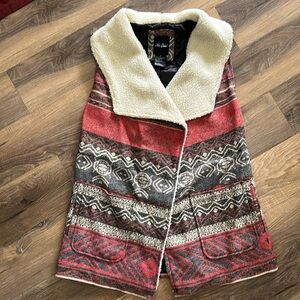 Me Jane vest size Medium Aztec style print with faux Sherpa lining